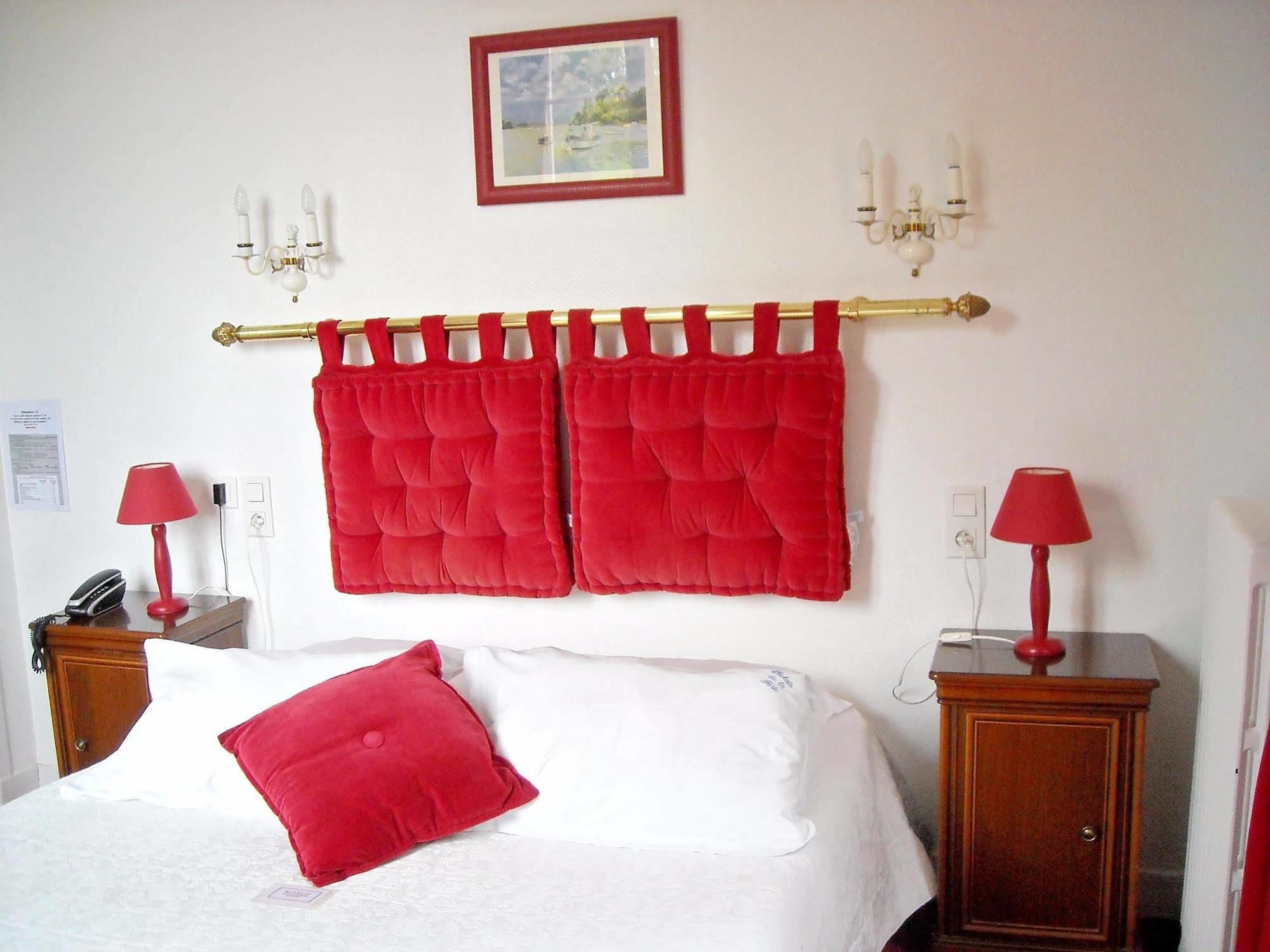Logis Hotel Le Relais De La Poste Restaurant Le Fil Du Temps Thury-Harcourt-le-Hom Eksteriør bilde